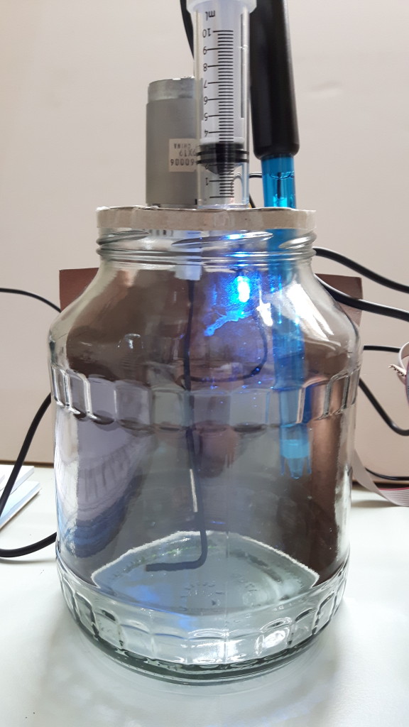 Der Bioreaktor besteht aus einem Glasgefäß, welches Anschlüsse für Sensoren und Aktoren besitzt.